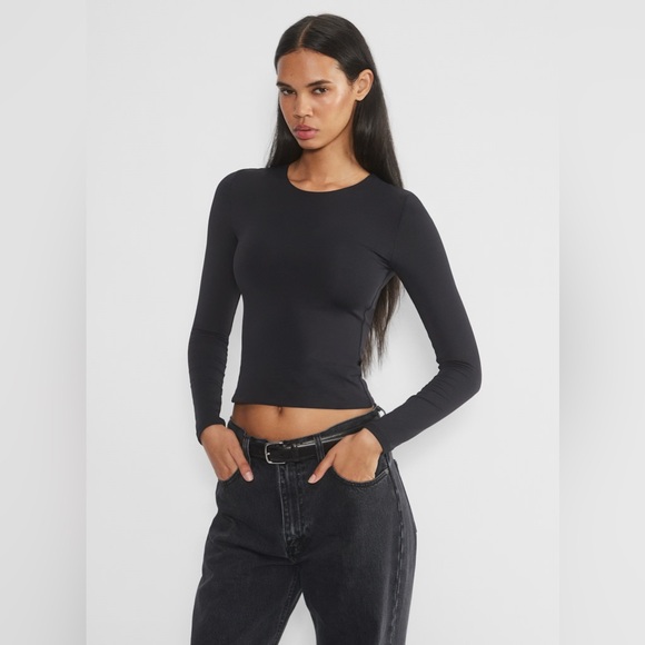 Aritzia Tops - ARITZIA Original Contour Crew Longsleeve in Black 👚